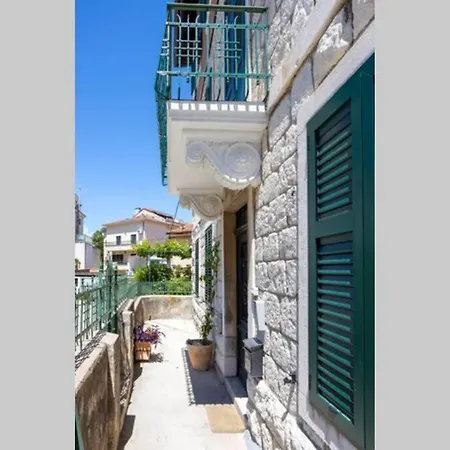 Luxurious Bella Lux In Center With Free Parking Included! Split