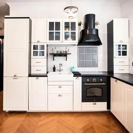 Luxurious Bella Lux In Center With Free Parking Included! *