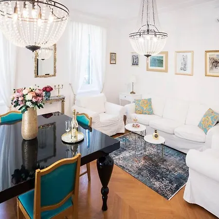 Luxurious Bella Lux In Center With Free Parking Included! Lejlighed