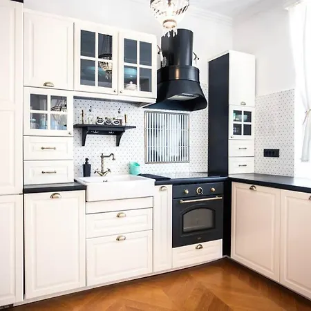 Luxurious Bella Lux In Center With Free Parking Included! Apartamento