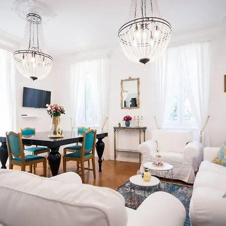 Apartment Luxurious Bella Lux In Center With Free Parking Included!
