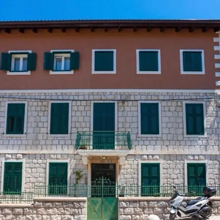 Luxurious Bella Lux In Center With Free Parking Included! Split